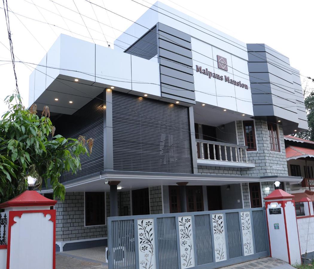 Malpans Mansion Hotel Nedumbassery Bagian luar foto