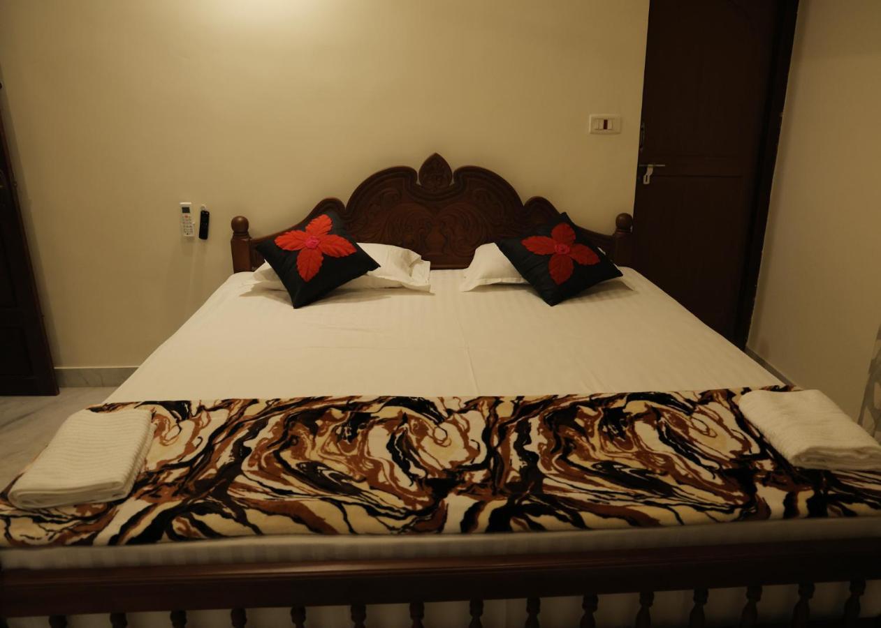 Malpans Mansion Hotel Nedumbassery Bagian luar foto